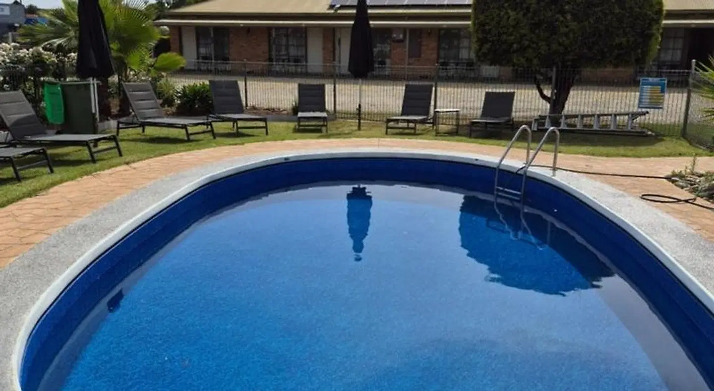 Statesman Motor Inn OUTDOOR_POOL