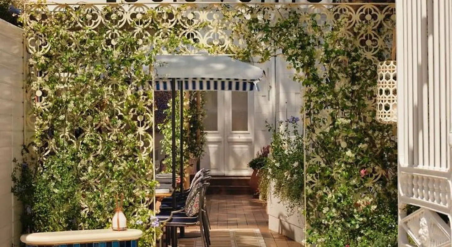 White 1921 Terrasse