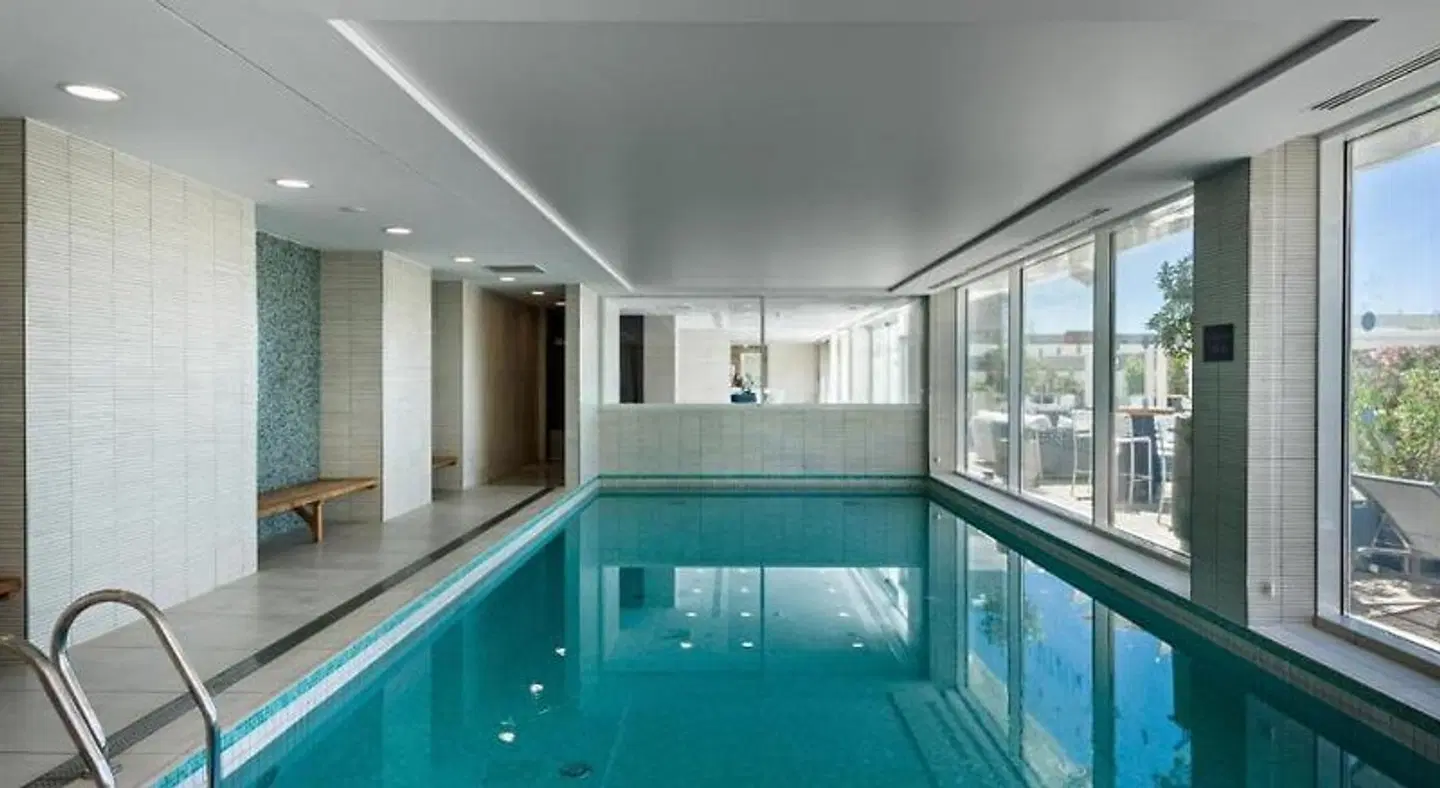 Golden Tulip Marseille Euromed Hallenbad