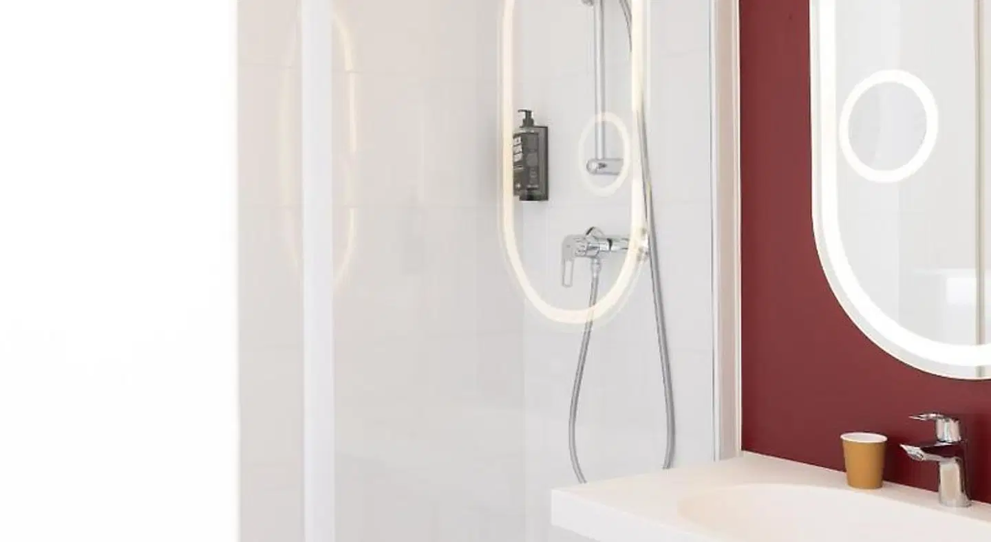 ibis Valenciennes Badezimmer