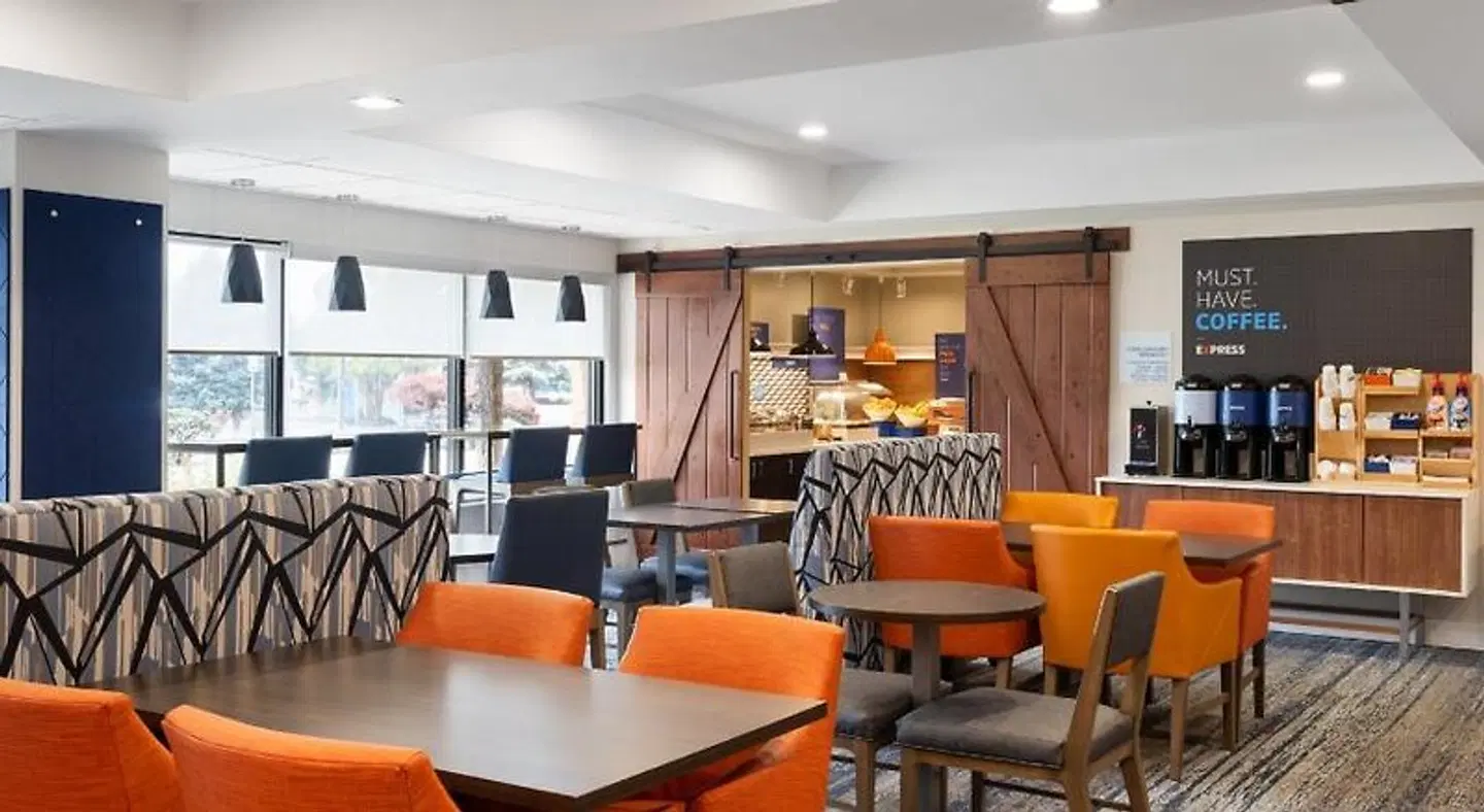 Holiday Inn Express Indianapolis Airport by IHG Bar