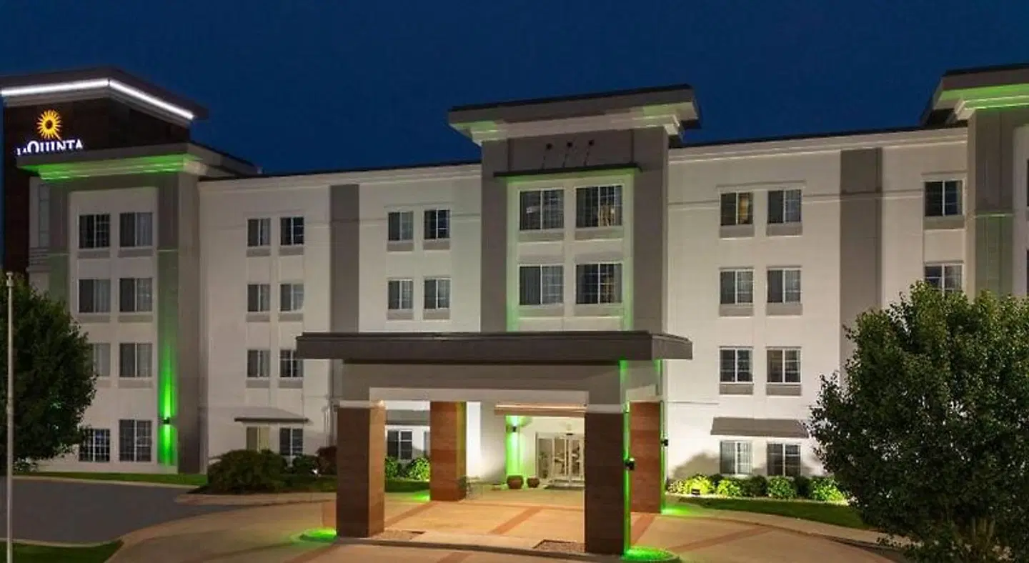 La Quinta Inn & Suites Columbus - Edinburgh EXTERIOR