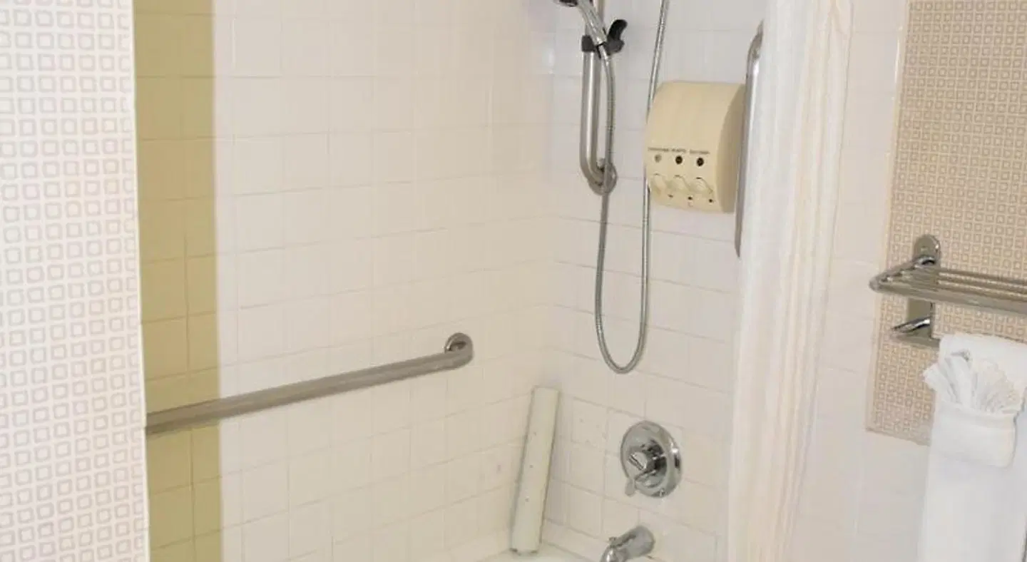 Ontario Airport Inn Badezimmer