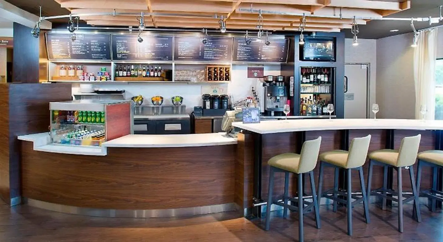 Courtyard by Marriott Richmond Airport Bar