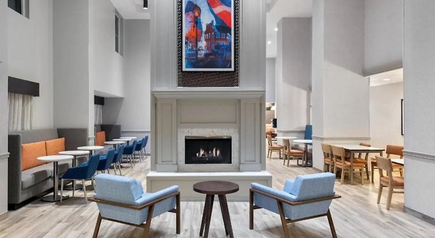 Hampton Inn & Suites Charlottesville at the University LOUNGE_LOBBY
