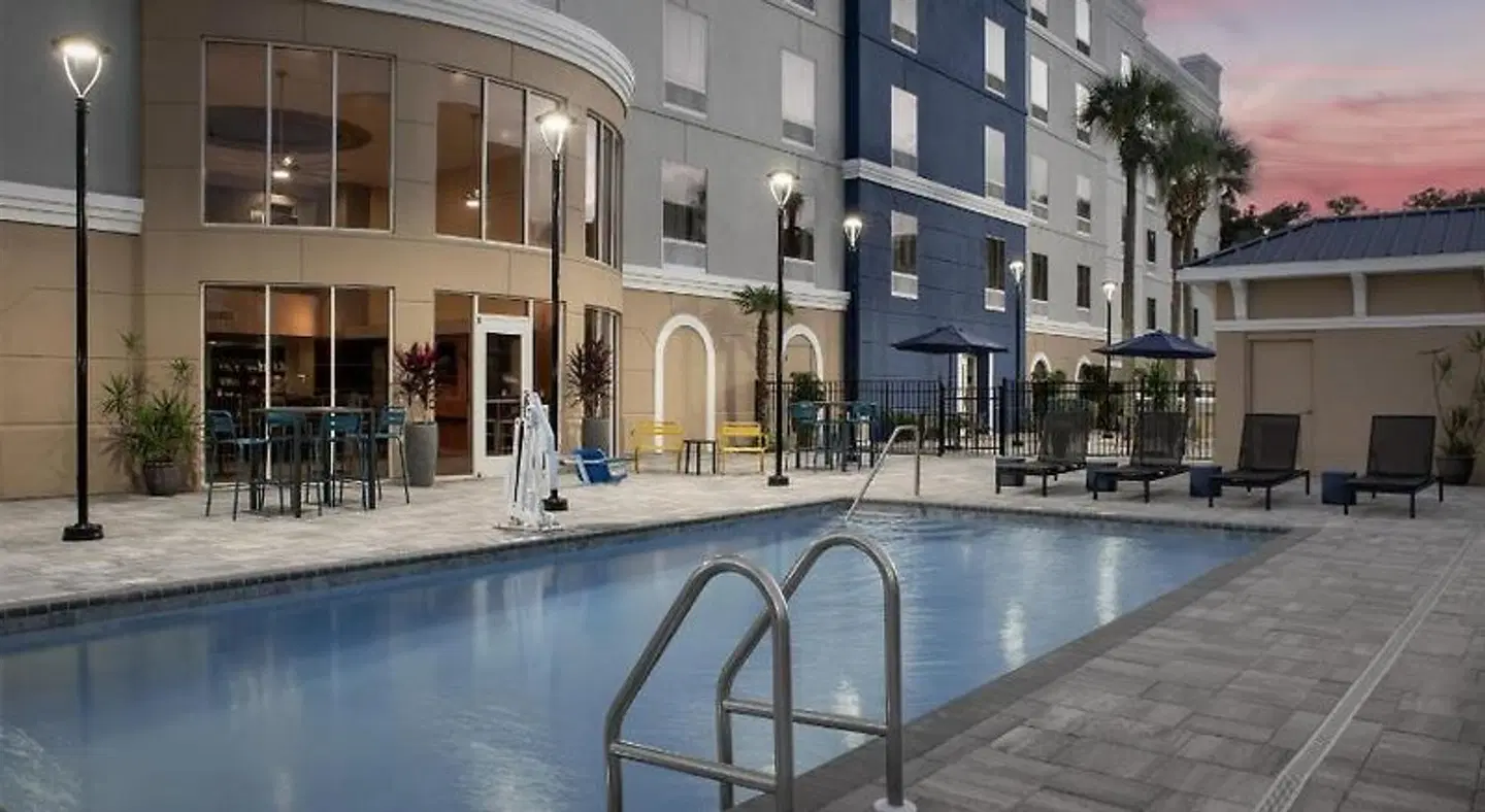 Hampton Inn & Suites Lake City EXTERIOR