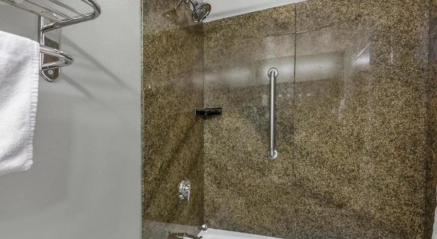 Best Western Plus Williston Hotel & Suites Badezimmer