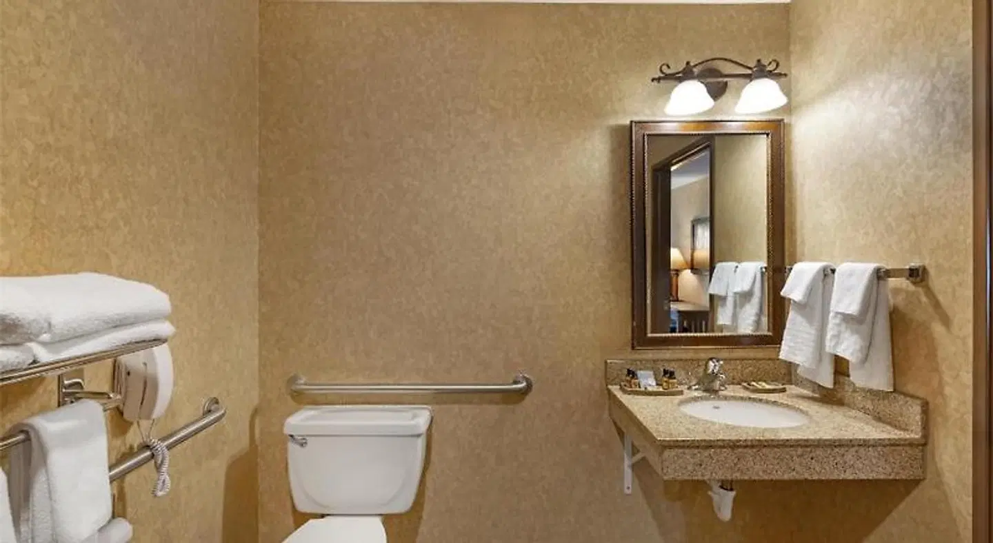 Best Western Plus Kelly Inn and Suites Badezimmer