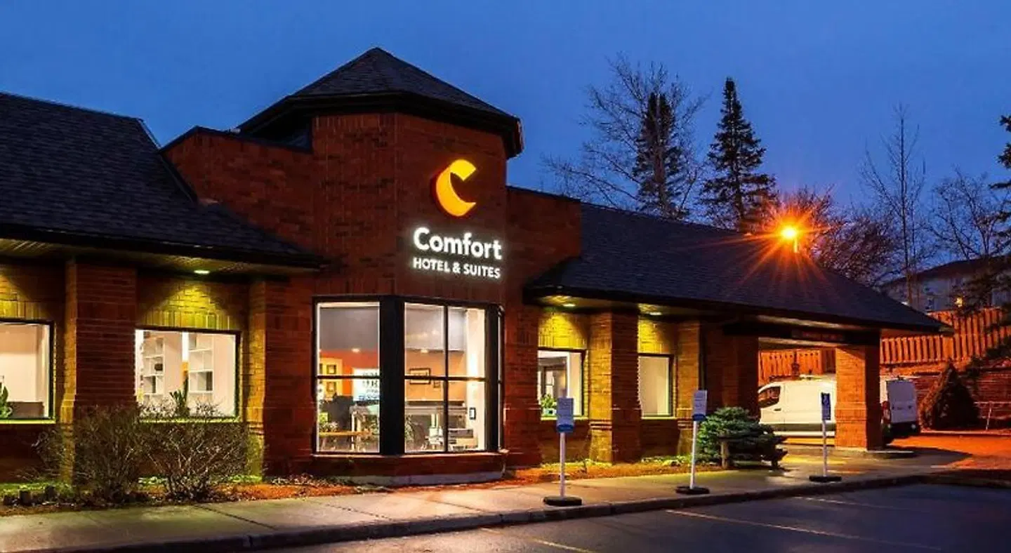 Comfort Hotel & Suites EXTERIOR