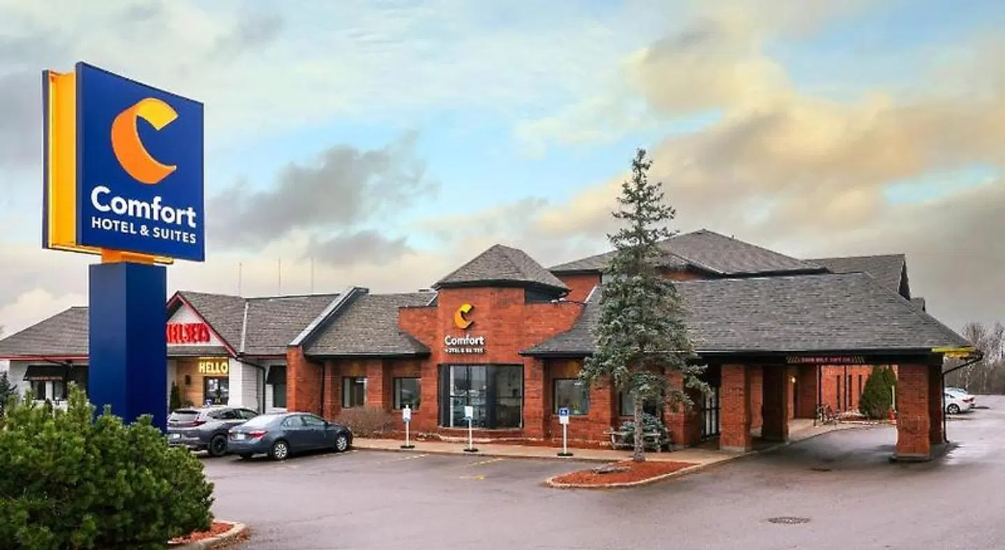 Comfort Hotel & Suites EXTERIOR