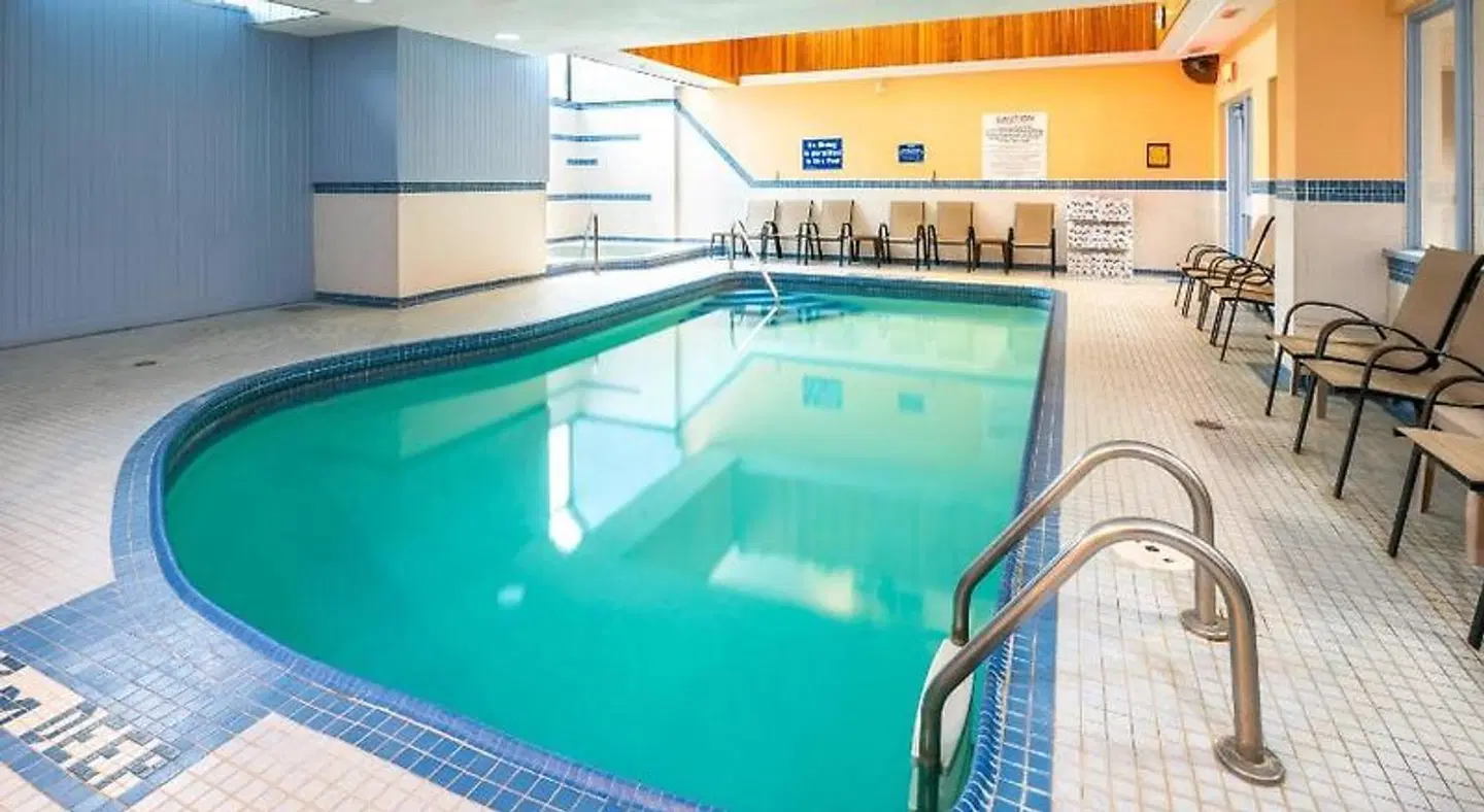 Comfort Hotel & Suites Hallenbad
