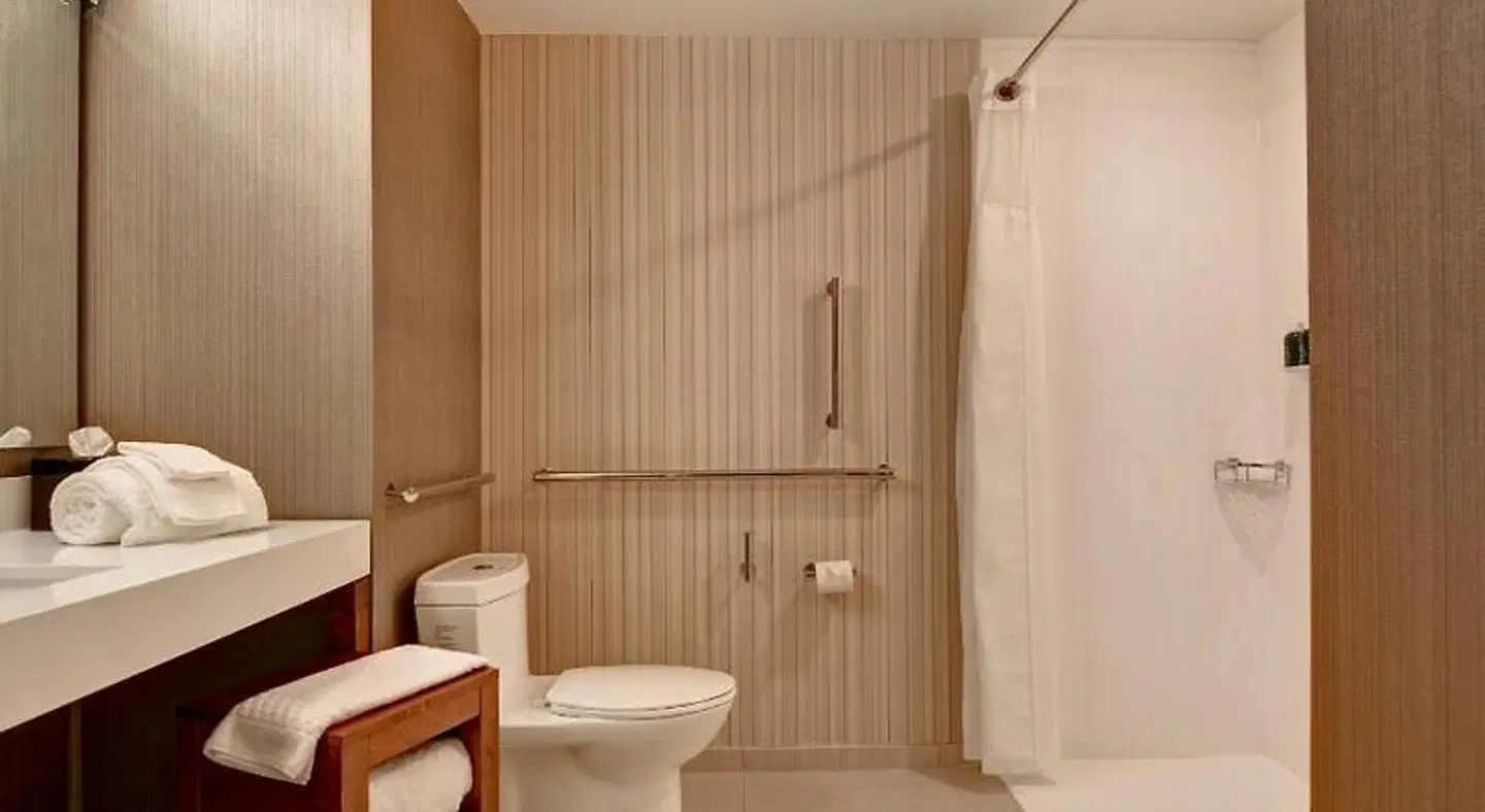 Courtyard by Marriott Bentonville Rogers Promenade Badezimmer