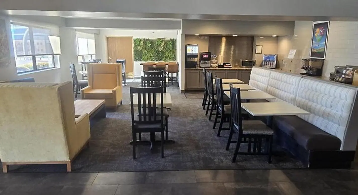Best Western North I-25 Hotel Bar
