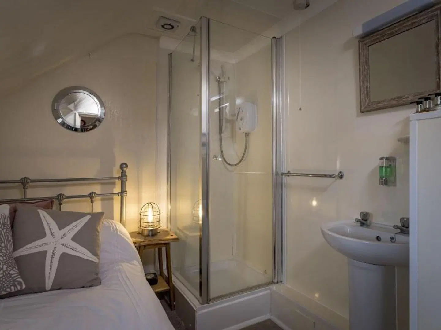 Channel View Guest House Badezimmer