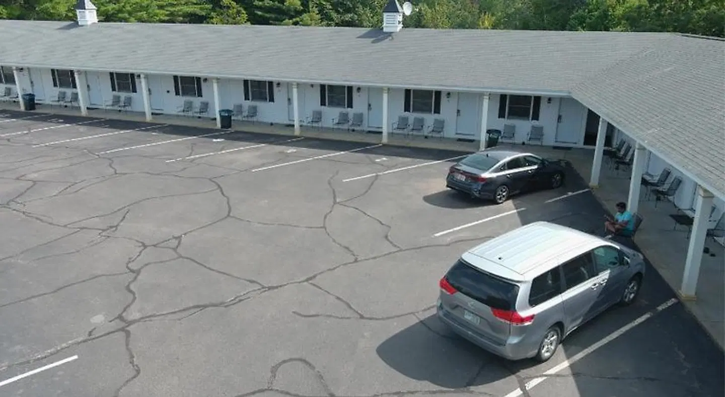 Colonial Motel EXTERIOR