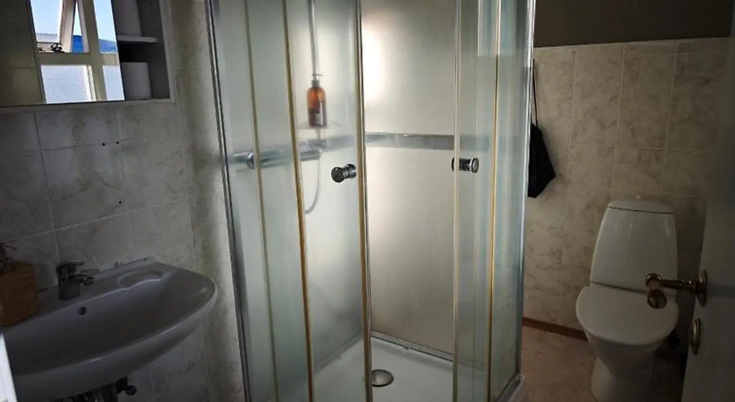 Mikligardur Guesthouse Badezimmer