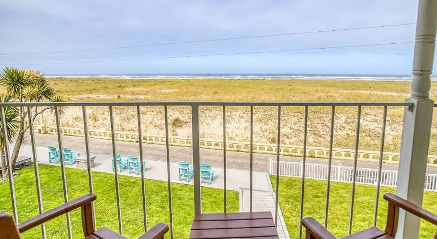 Inn of the Four Winds Seaside Oceanfront Strand