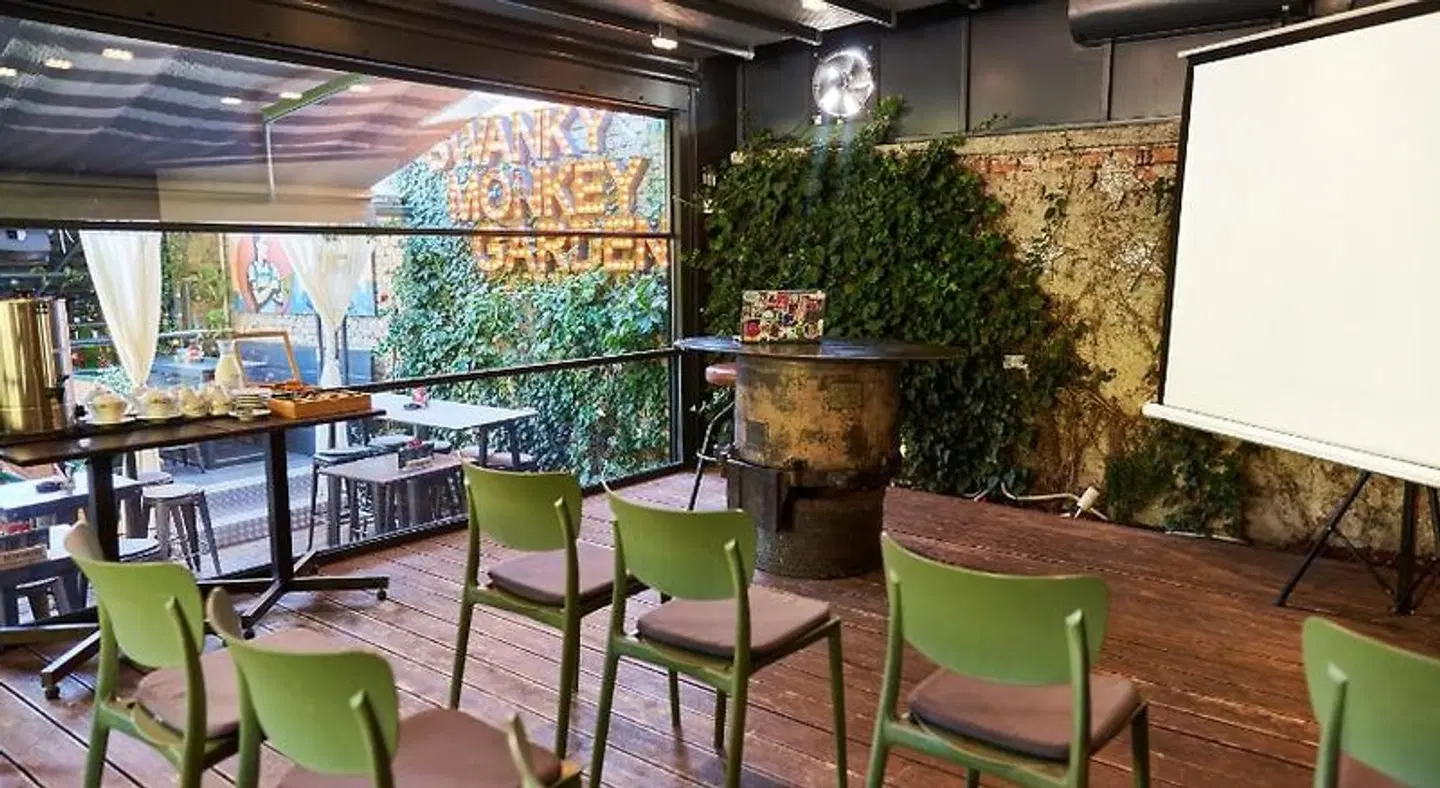 Swanky Mint Hostel Bar