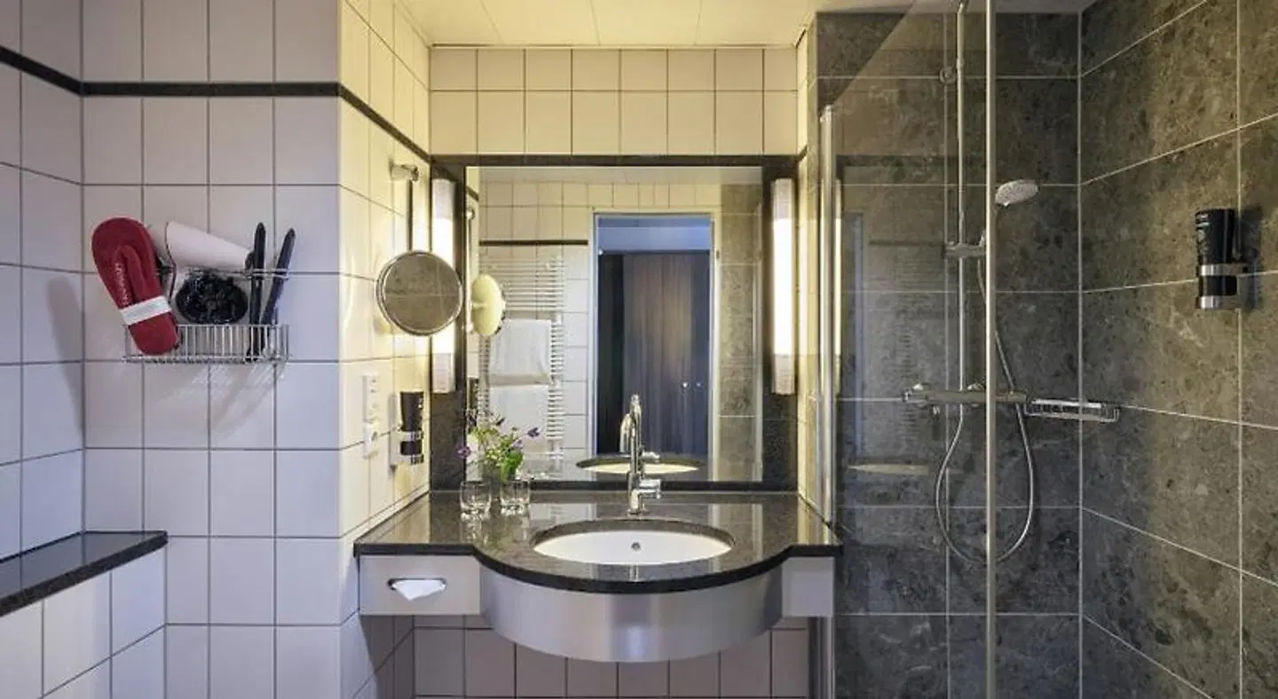 Leonardo Royal Hotel Düsseldorf Königsallee Badezimmer