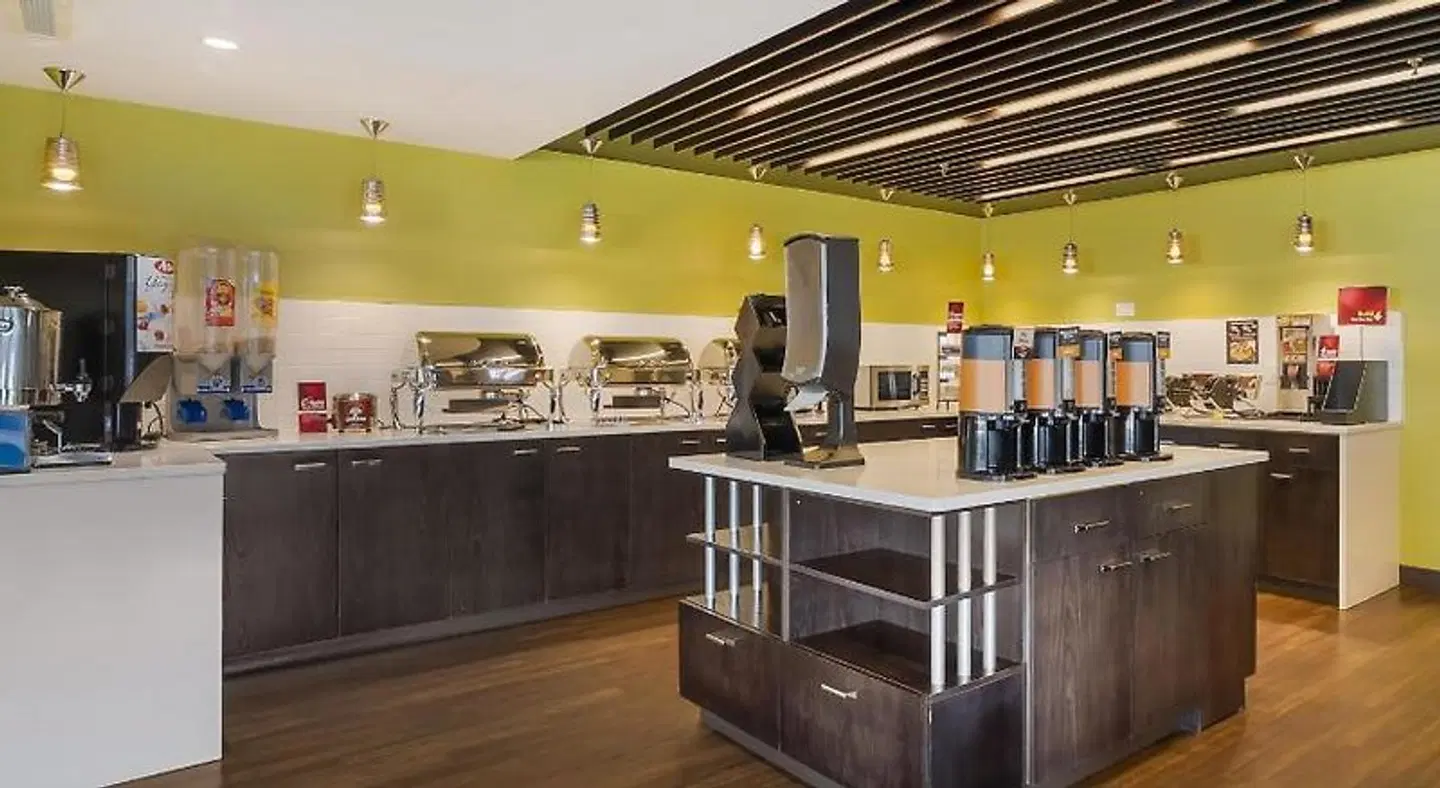 Best Western Plus East Side Bar