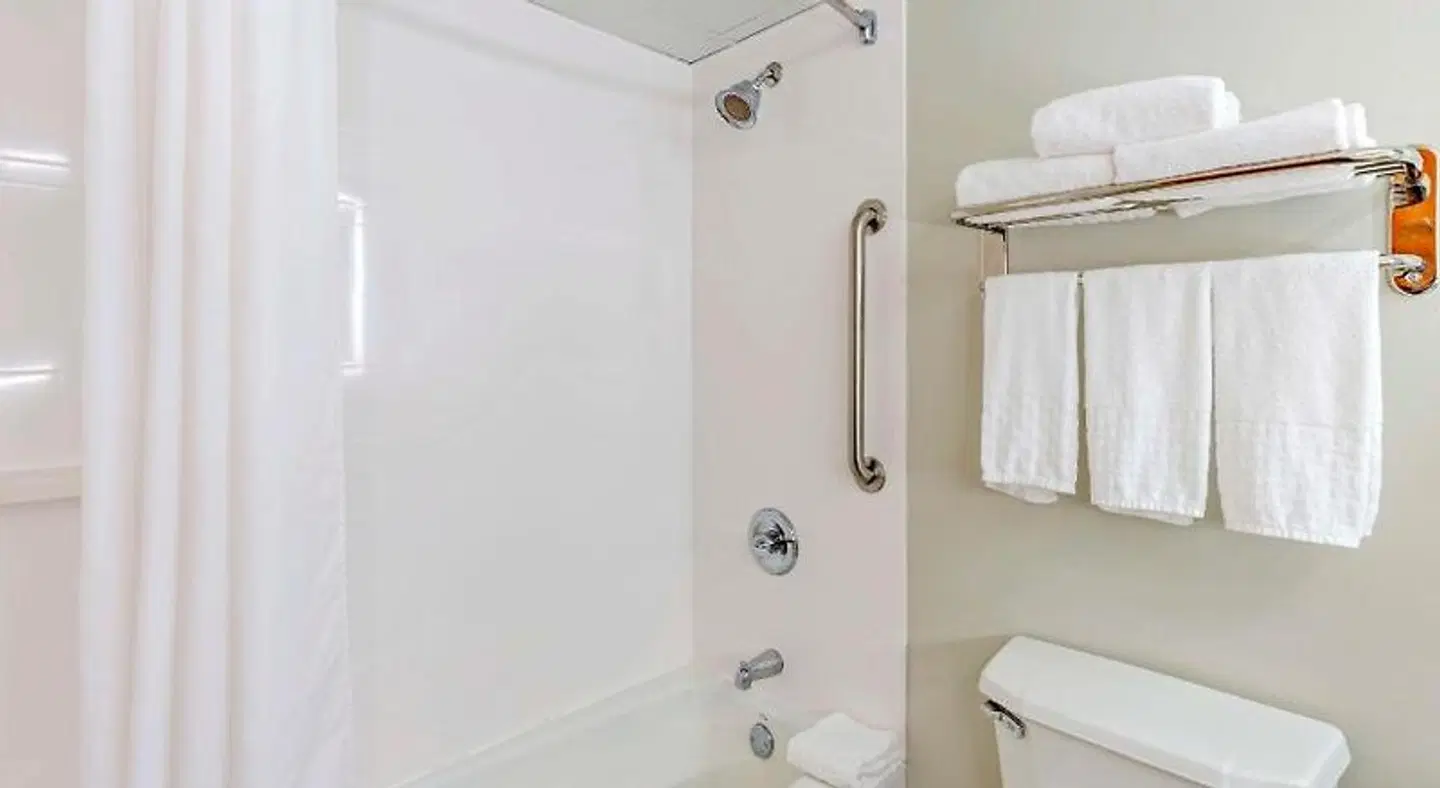 Best Western Plus Wilmington/Wrightsville Beach Badezimmer