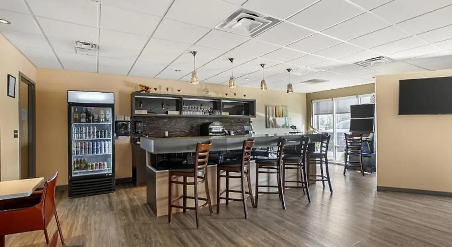 Best Western Plus Airport Inn & Suites Bar