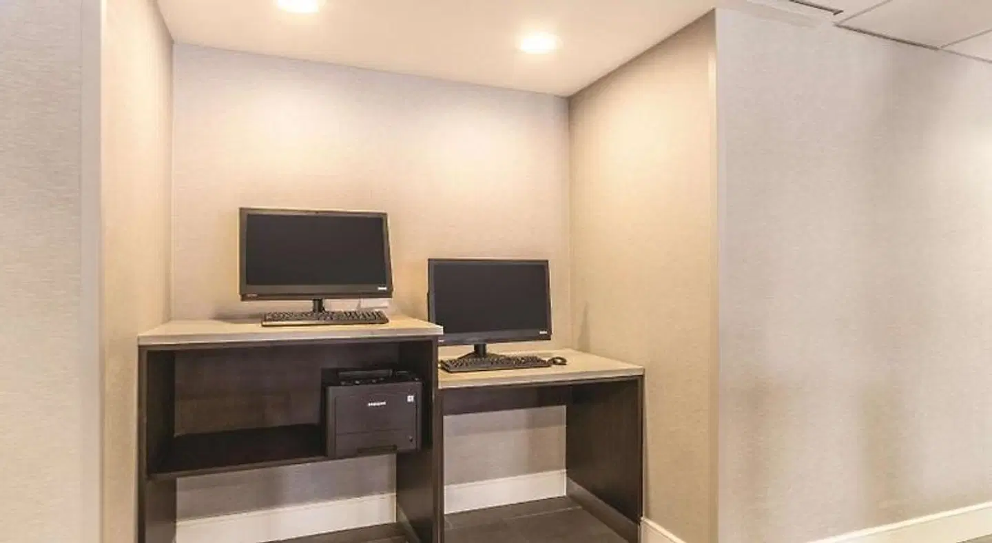 La Quinta Inn & Suites by Wyndham Cleveland - Airport North ROOM_EXAMPLE