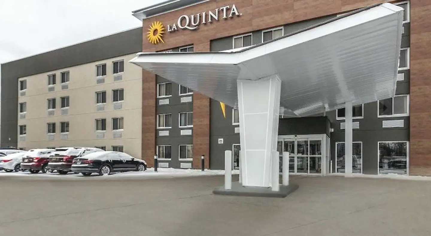 La Quinta Inn & Suites by Wyndham Cleveland - Airport North EXTERIOR