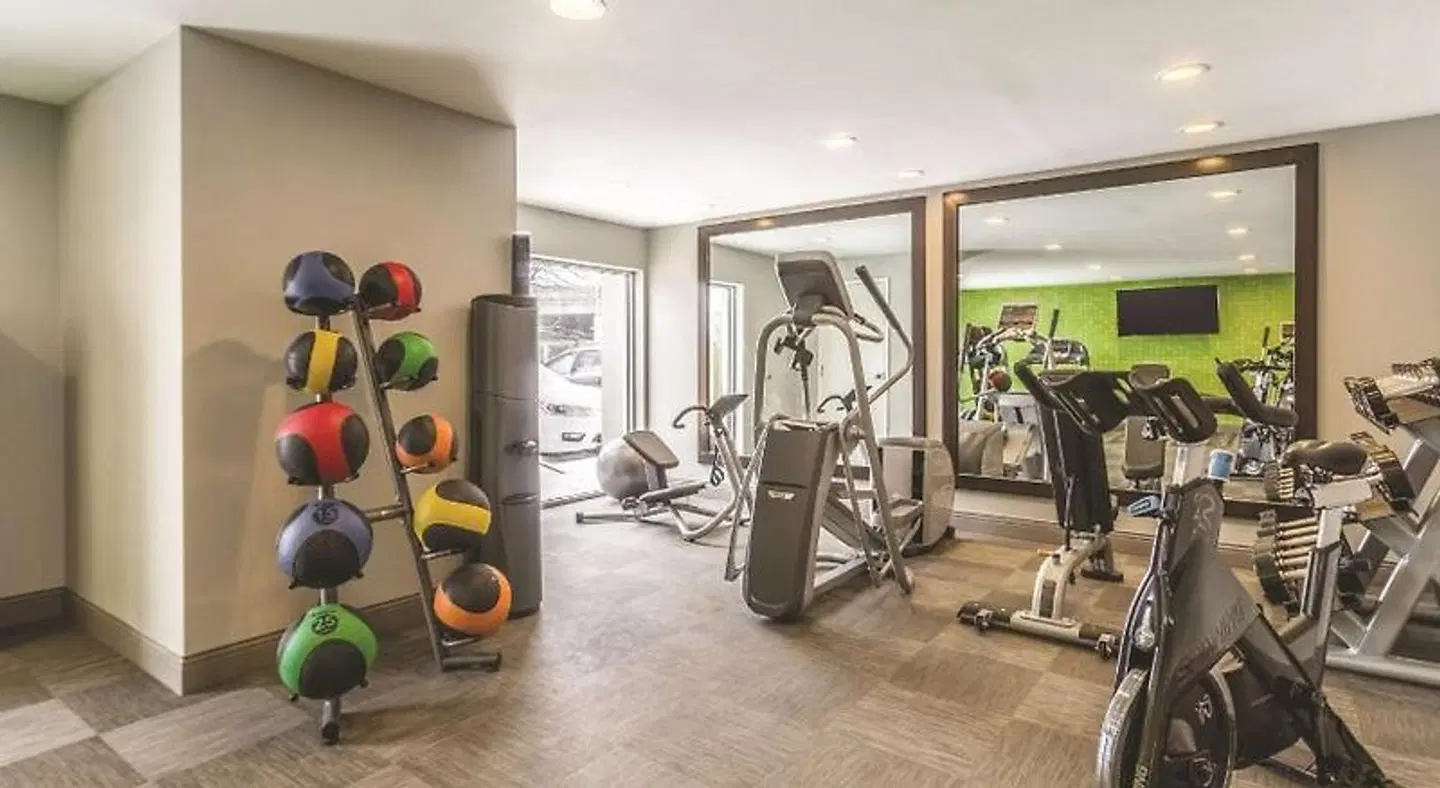 La Quinta Inn & Suites by Wyndham Cleveland - Airport North SPORTS_AND_LEISURE