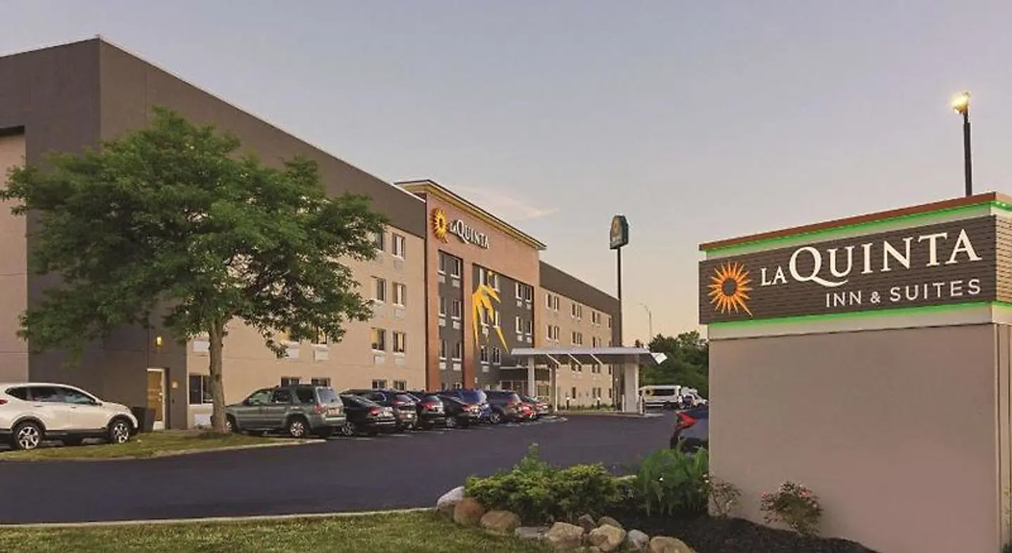 La Quinta Inn & Suites by Wyndham Cleveland - Airport North EXTERIOR