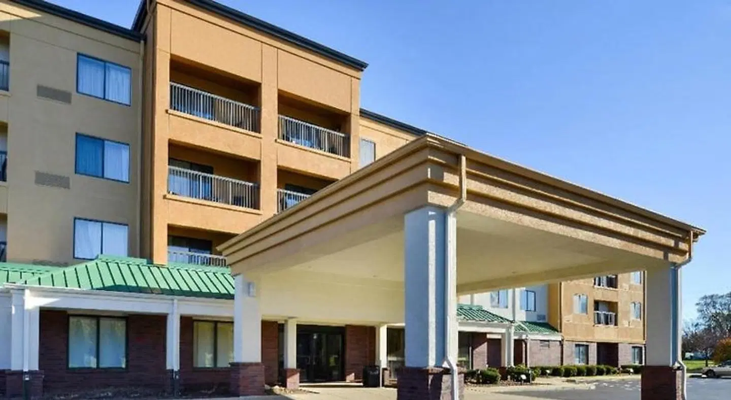 Courtyard by Marriott Milwaukee North/Brown Deer EXTERIOR