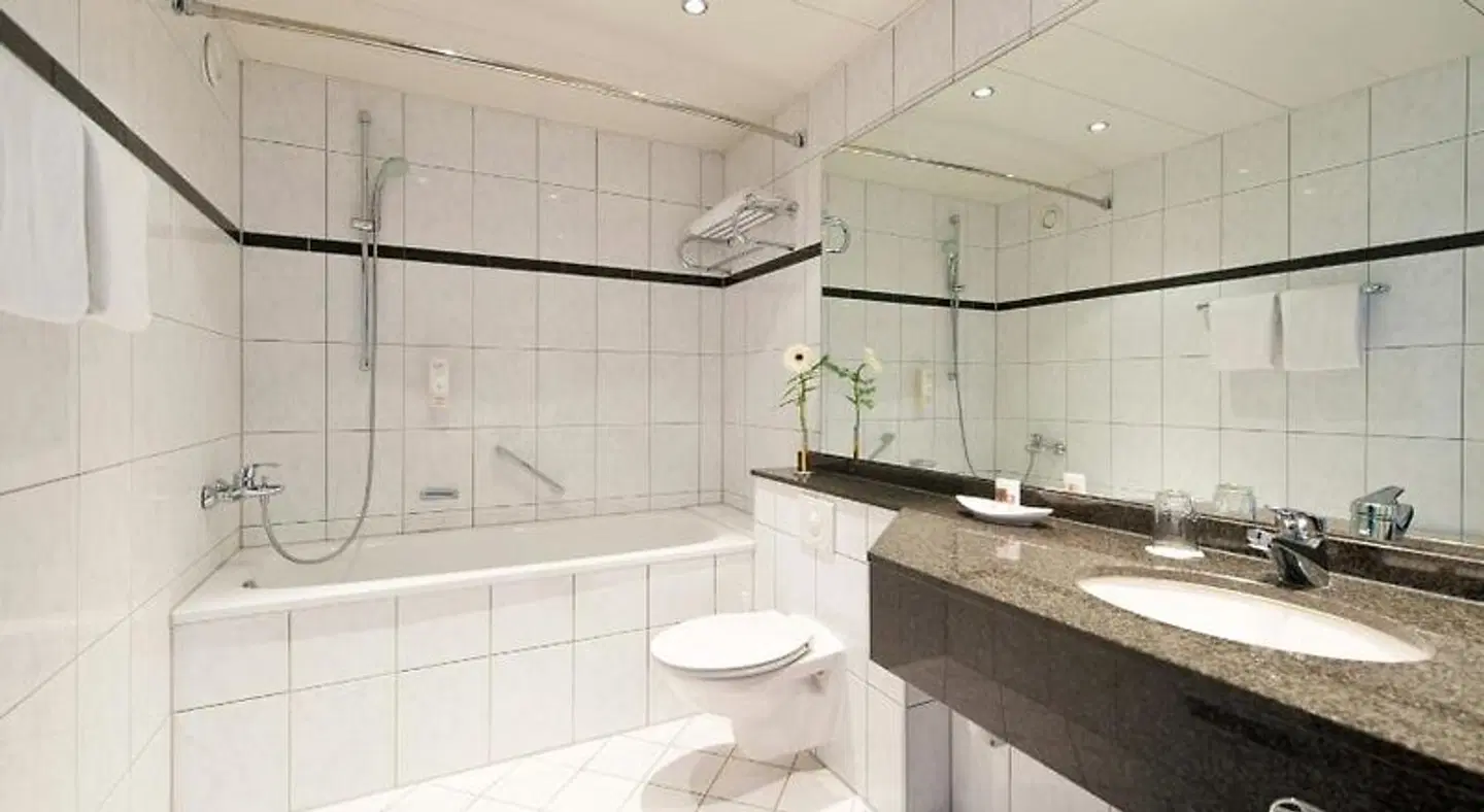 Leonardo Hotel Köln Bonn Airport Badezimmer