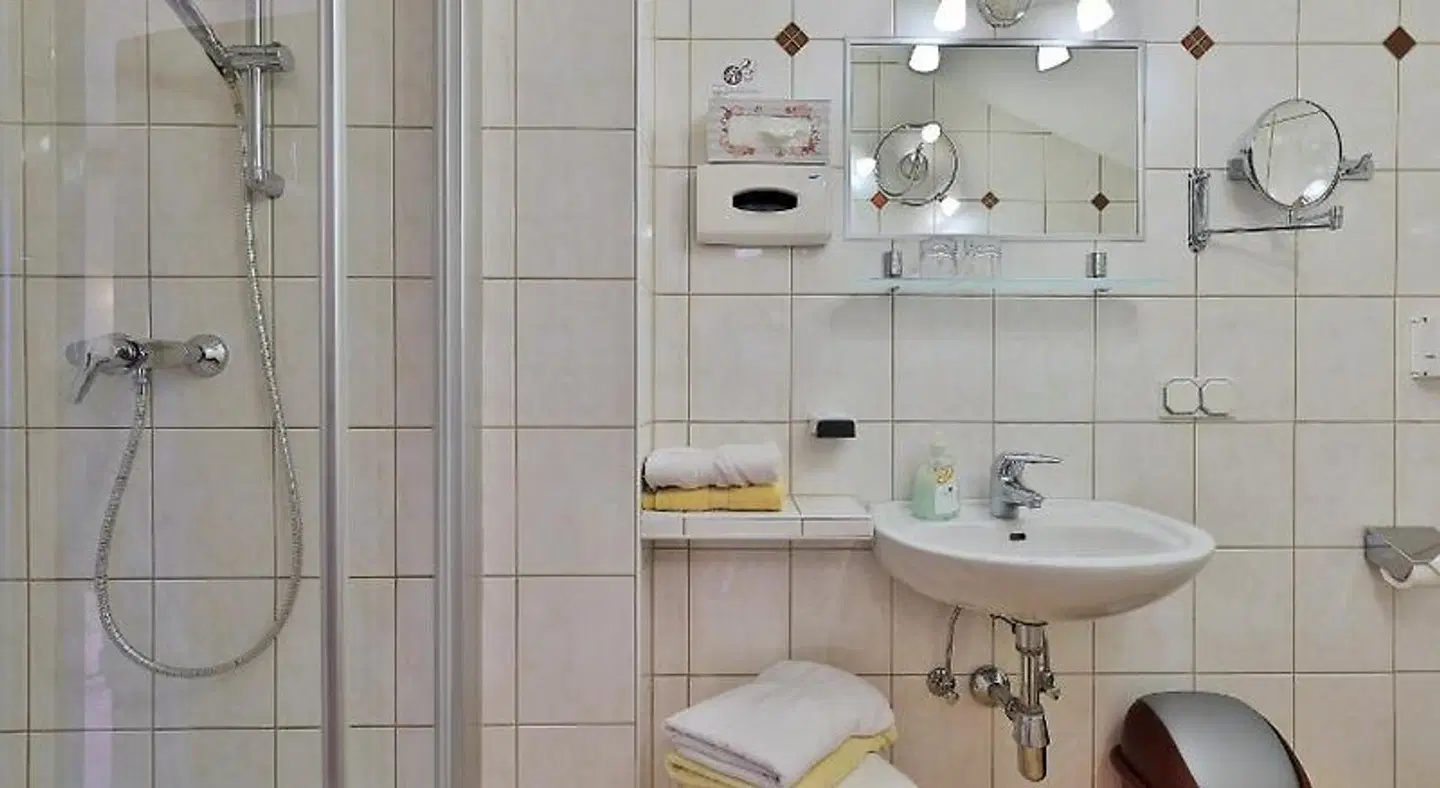 Hotel Garni Zerza Badezimmer