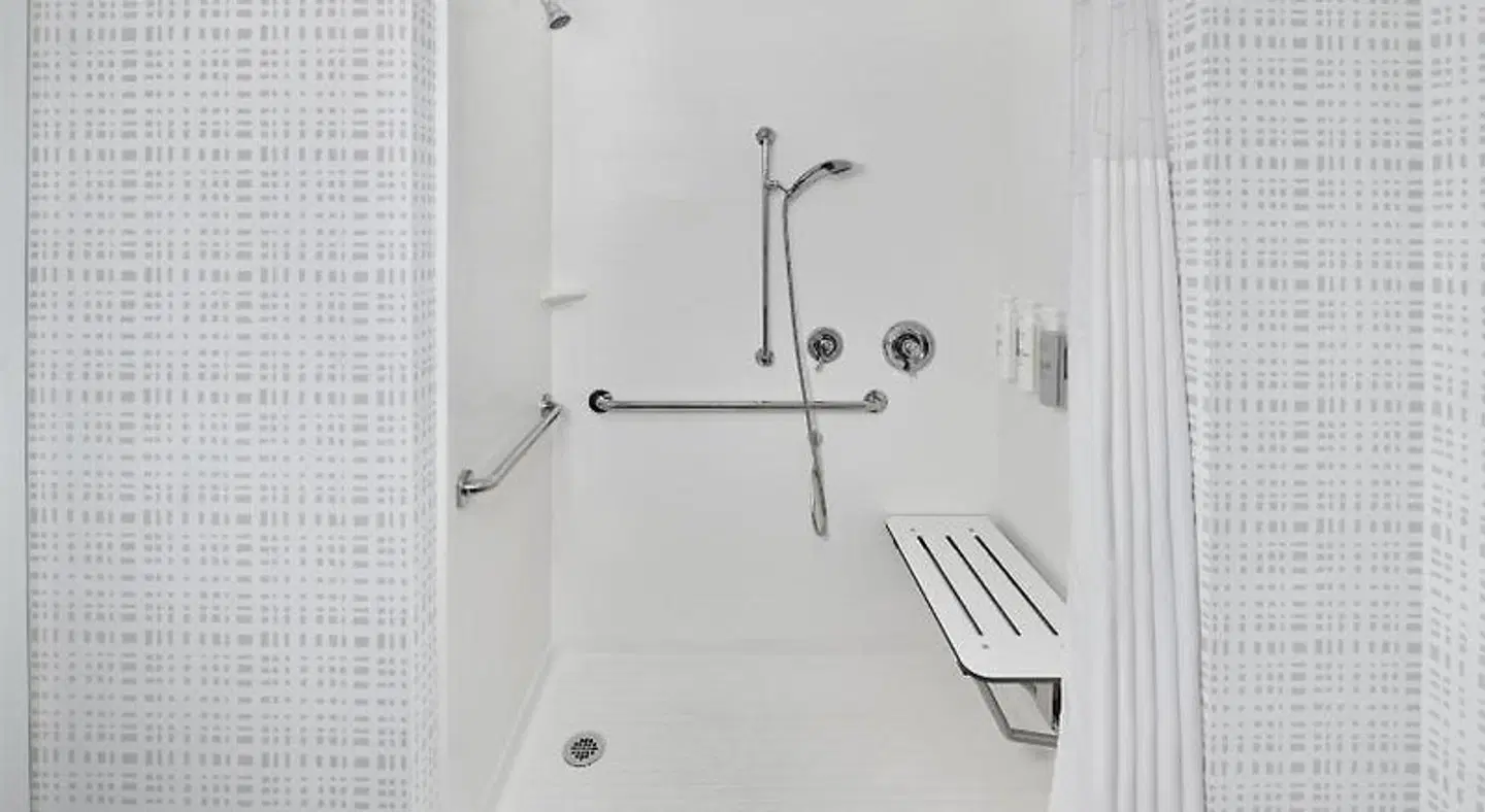 Hampton Inn & Suites Syracuse North Airport Area Badezimmer