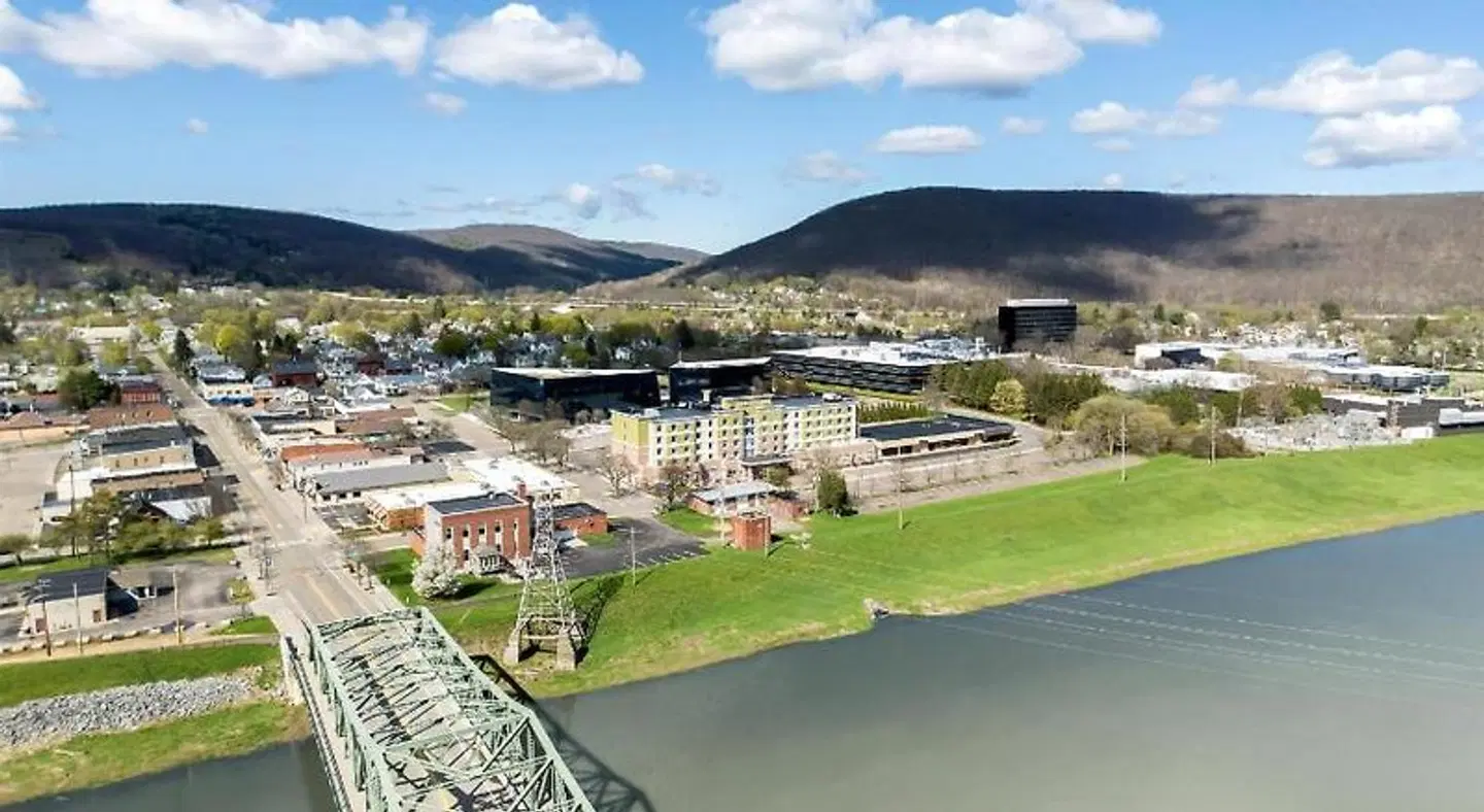 Hilton Garden Inn Corning Downtown EXTERIOR