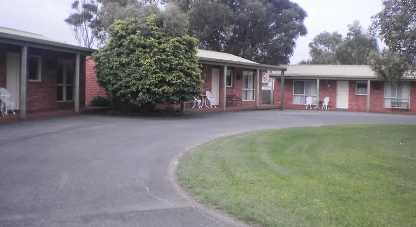Best Western Colonial Village Motel EXTERIOR