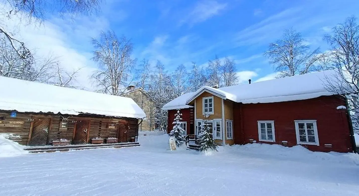 LAURI Historical Log House Manor EXTERIOR
