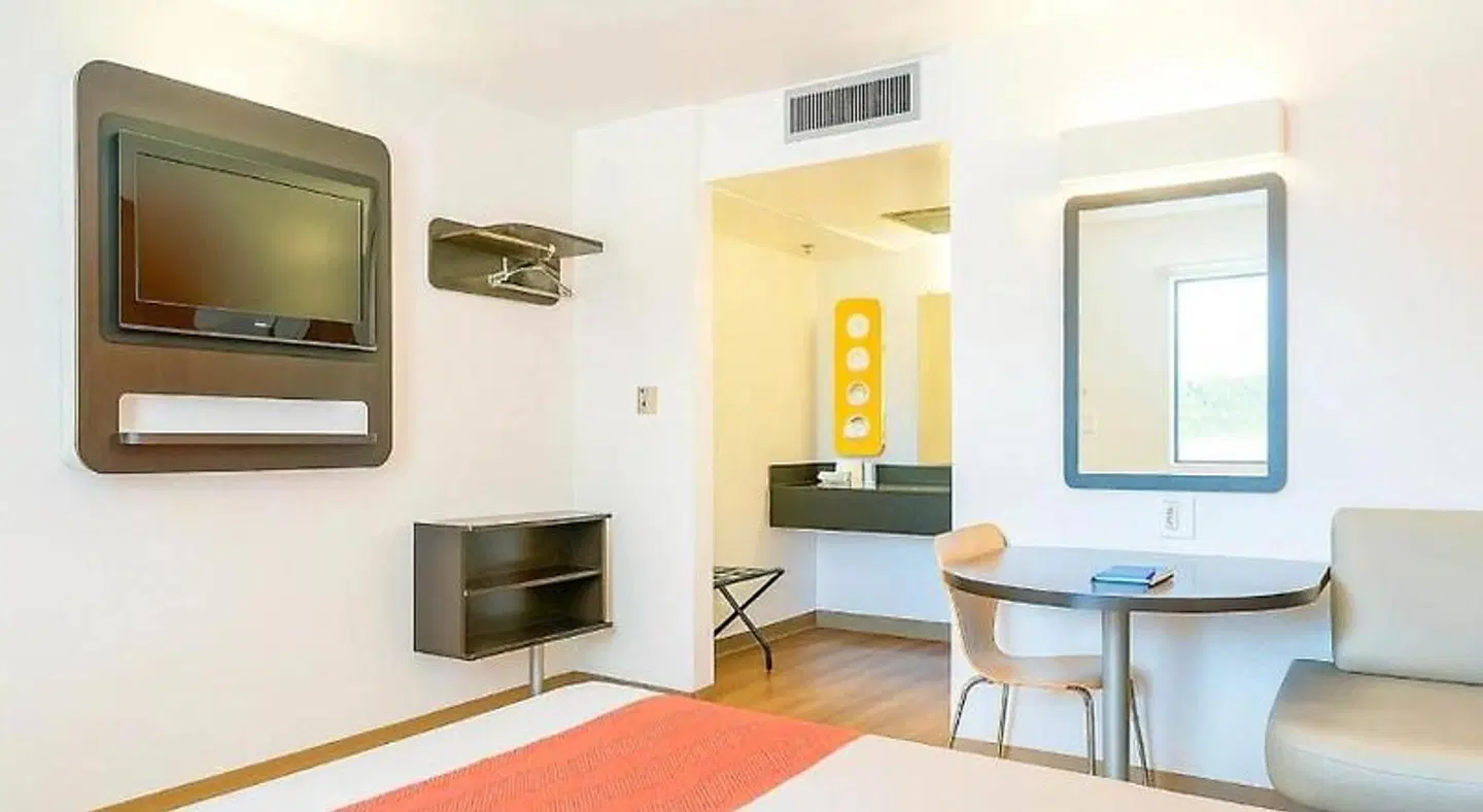 Motel 6 Carlsbad, CA Beach ROOM_EXAMPLE