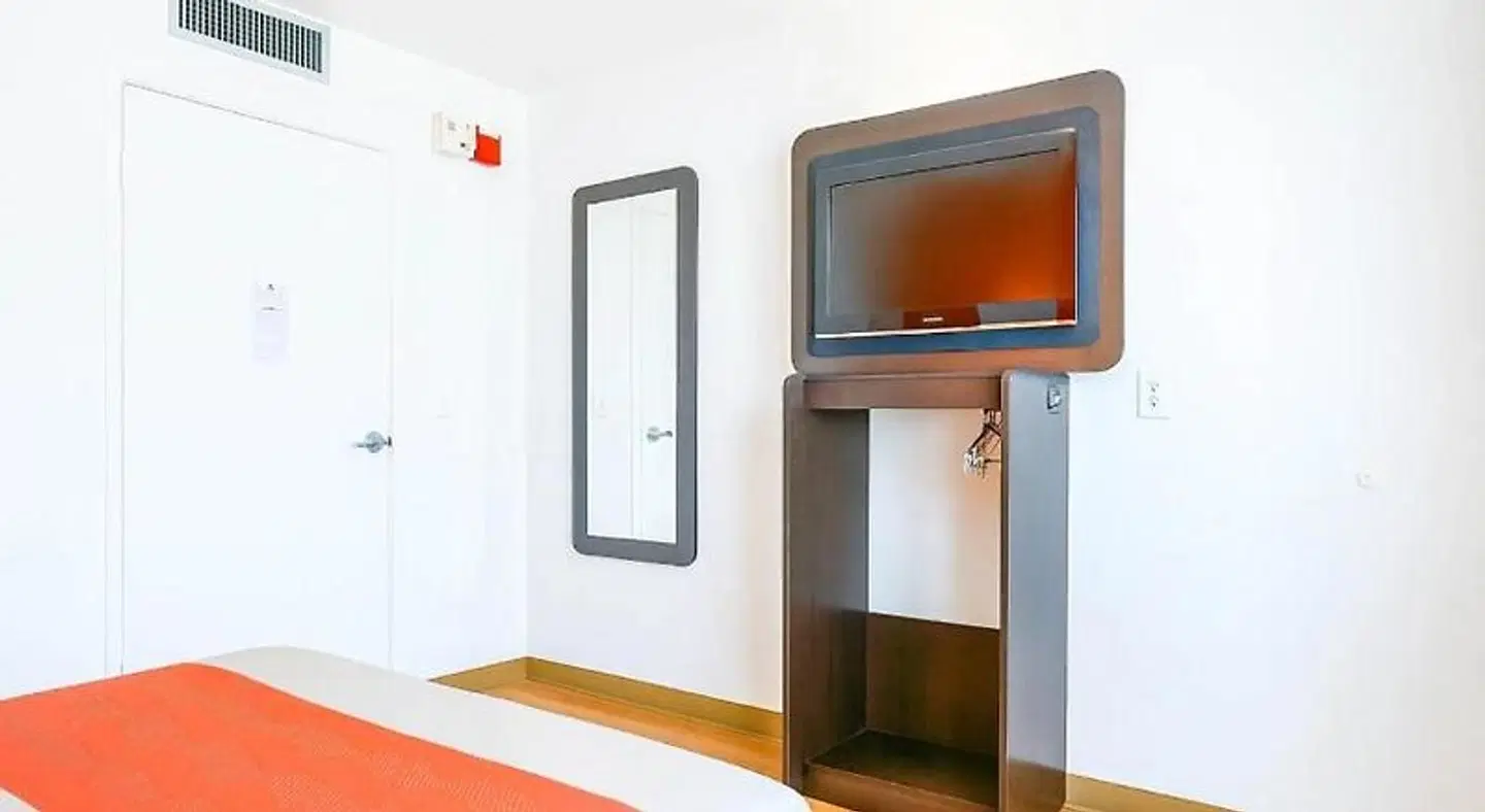 Motel 6 Carlsbad, CA Beach ROOM_EXAMPLE