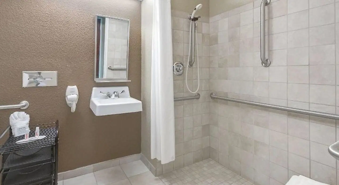 Microtel Inn & Suites by Wyndham Williston Badezimmer