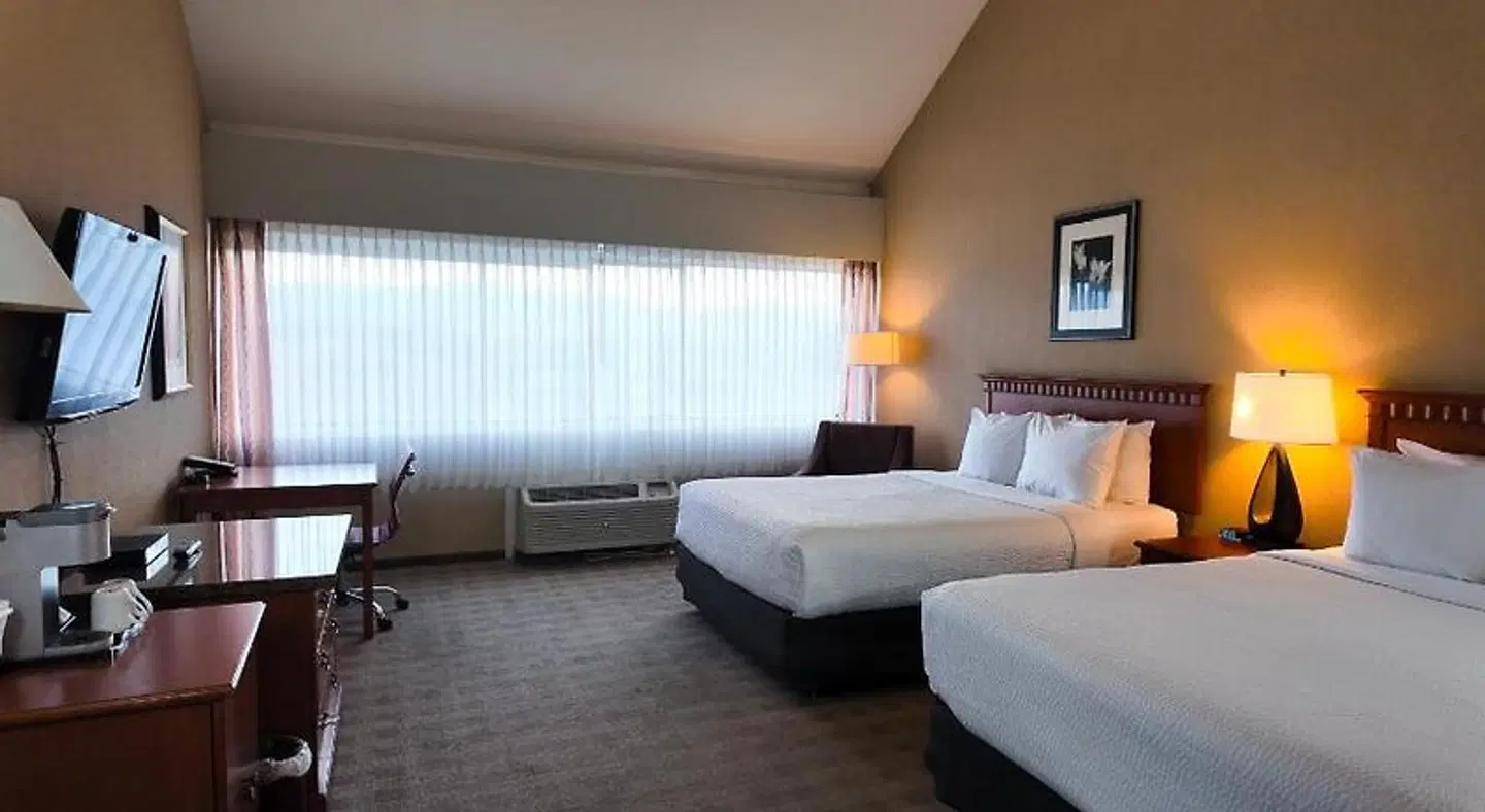 Ramada by Wyndham Kelowna Hotel & Conference Center ROOM_EXAMPLE