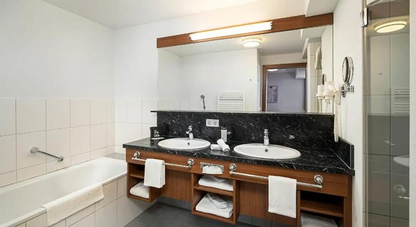 elaya hotel steinplatte Badezimmer