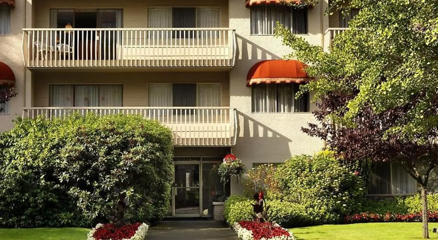 Royal Scot Hotel & Suites EXTERIOR