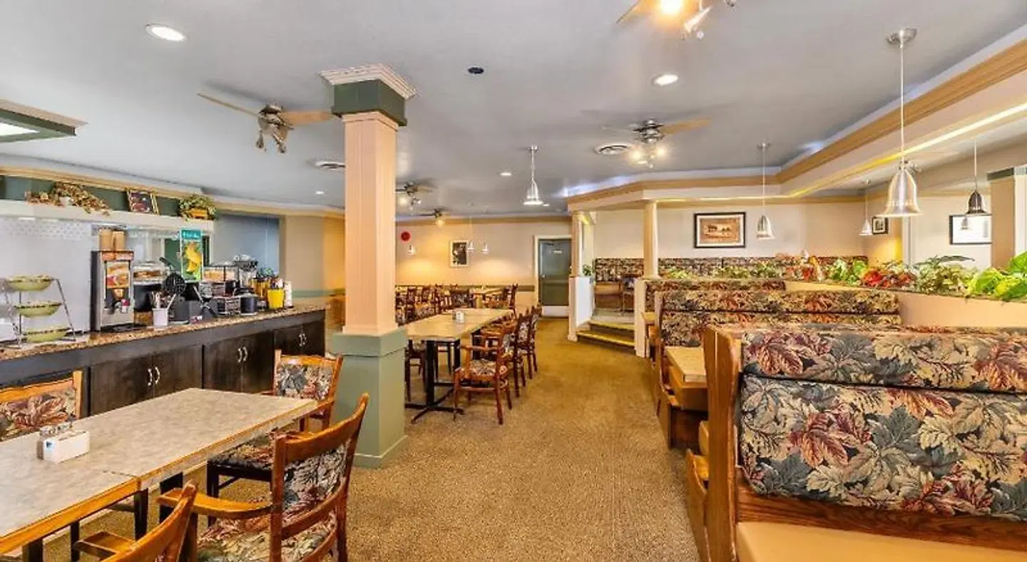 Quality Inn & Suites High Level Bar
