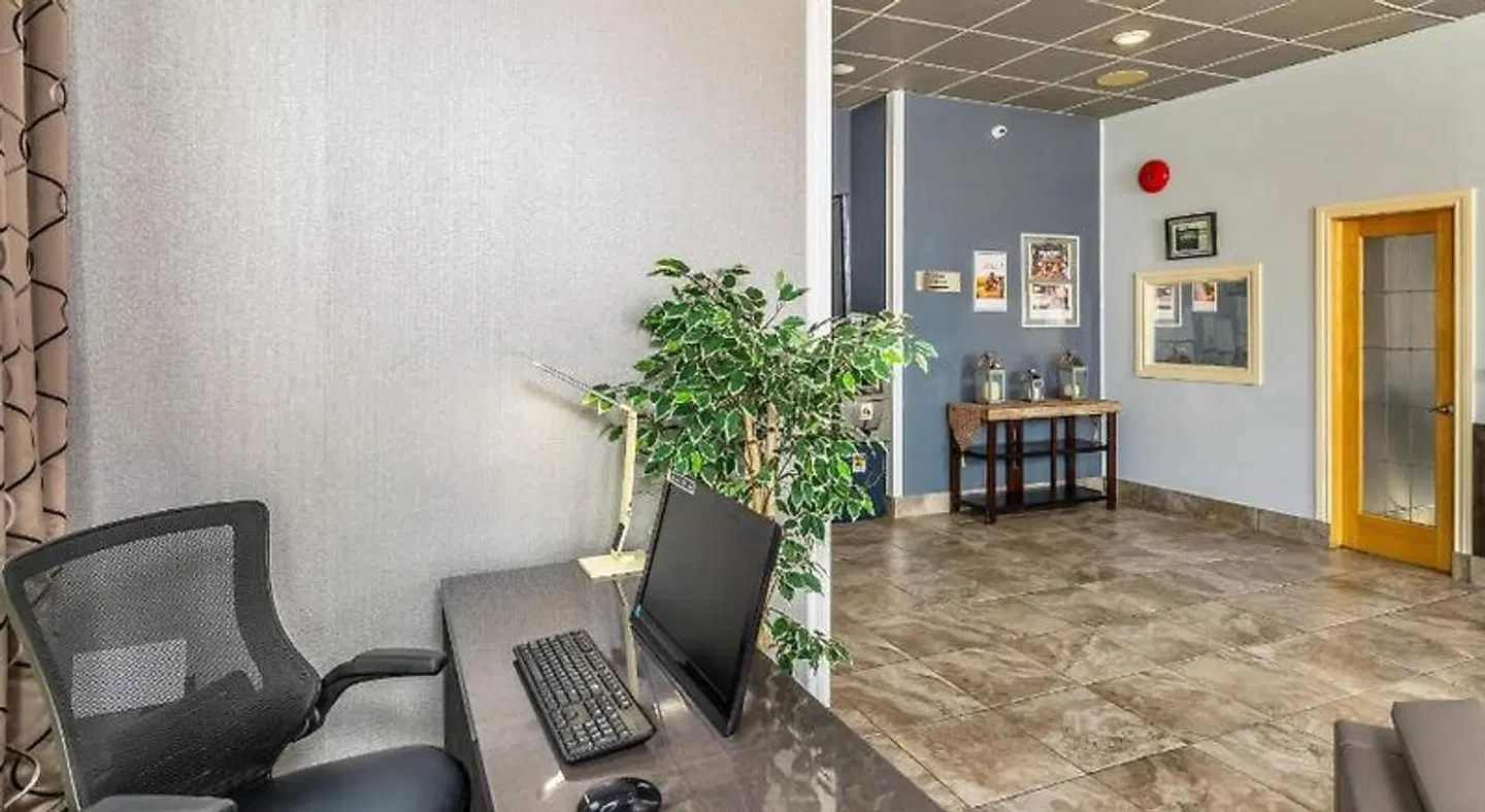 Quality Inn & Suites High Level LOUNGE_LOBBY