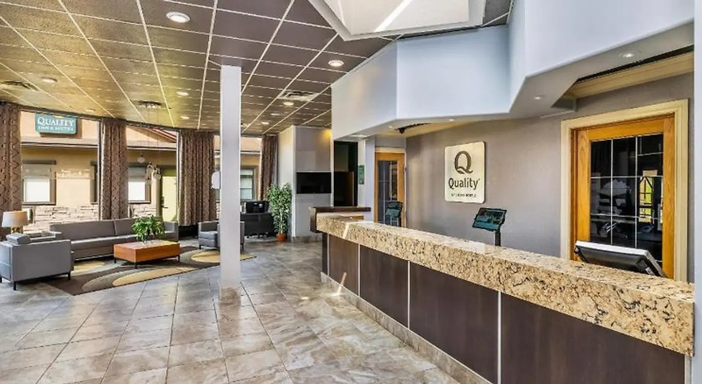 Quality Inn & Suites High Level LOUNGE_LOBBY