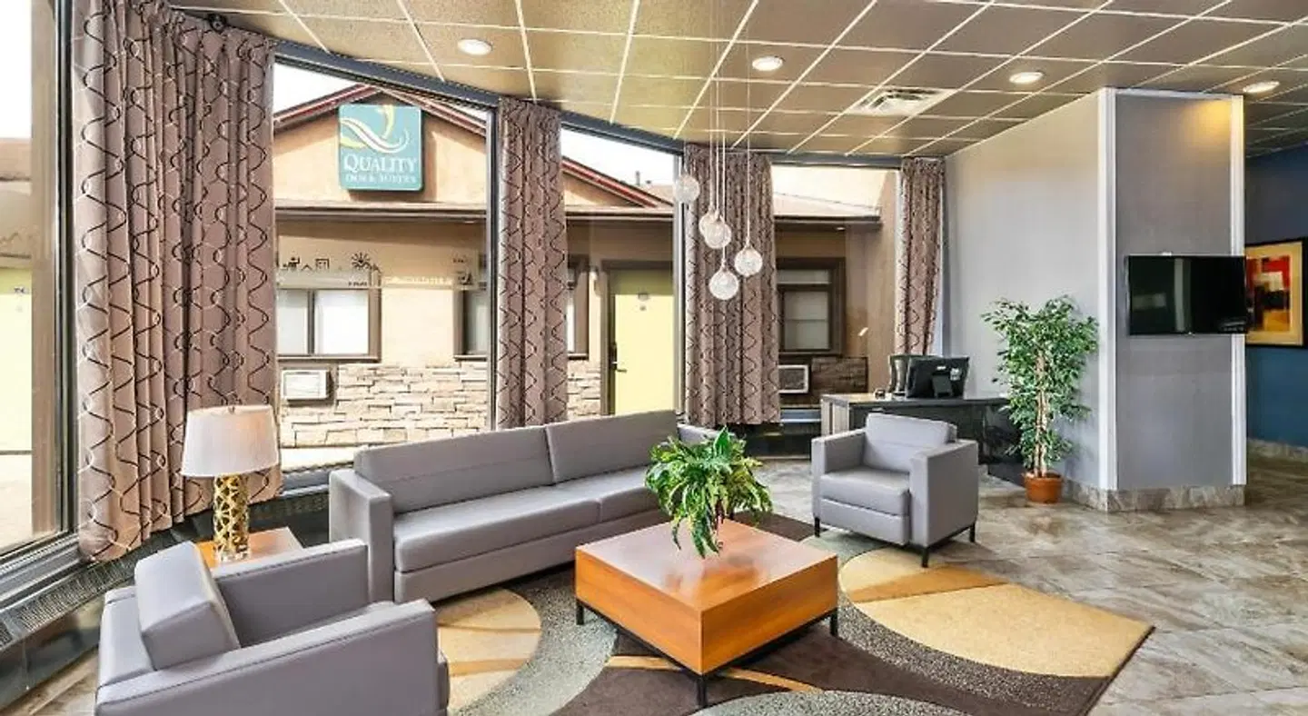 Quality Inn & Suites High Level LOUNGE_LOBBY