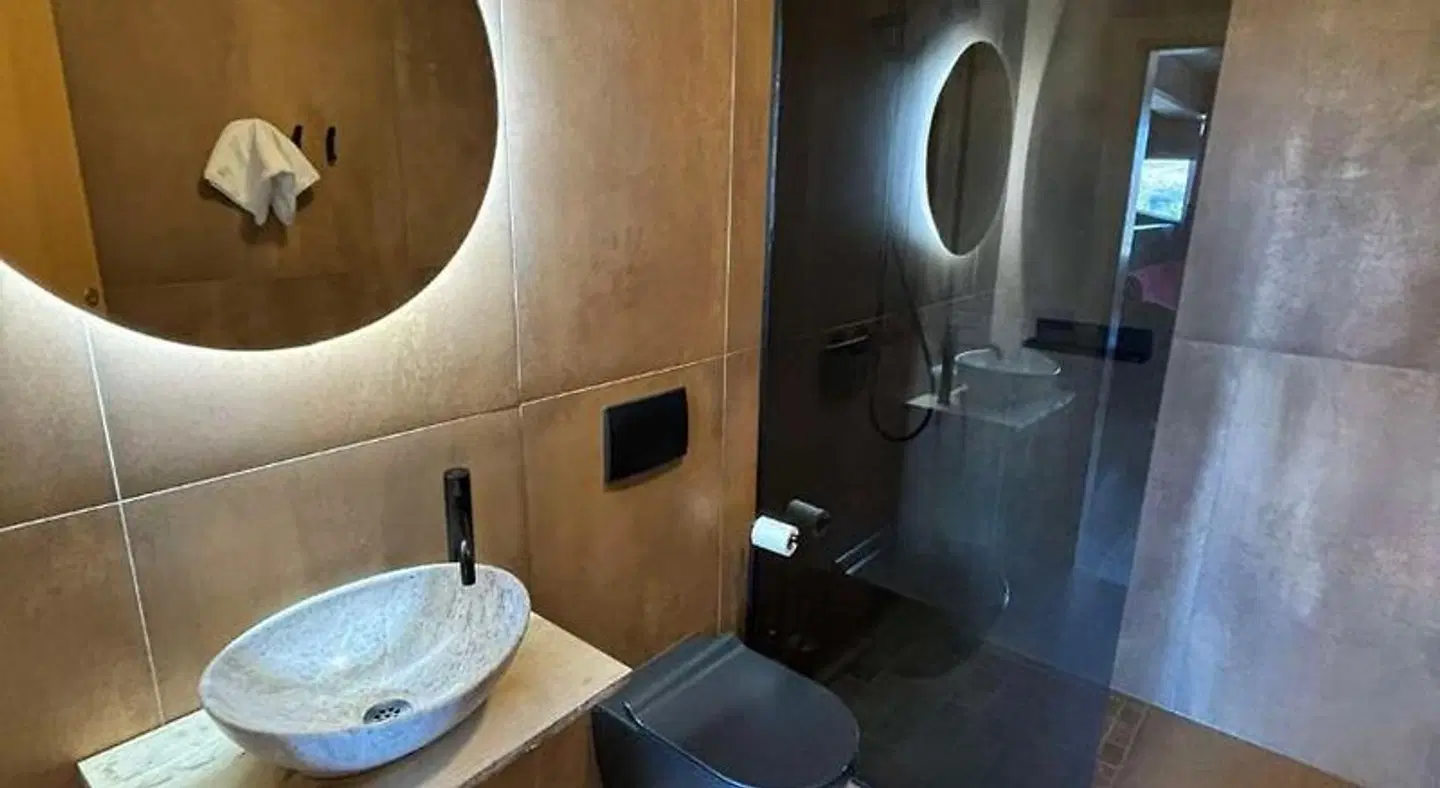 Kjarnalundur Badezimmer