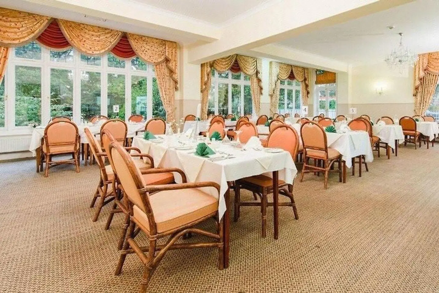 THE GROVE HOTEL Restaurant