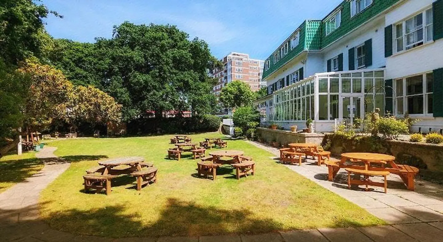 THE GROVE HOTEL Terrasse
